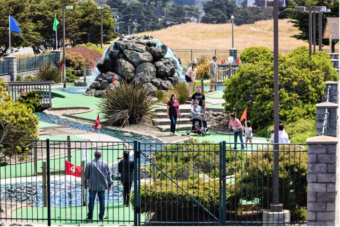 Emerald Dolphin Inn & Mini Golf Φορτ Μπραγκ Εξωτερικό φωτογραφία